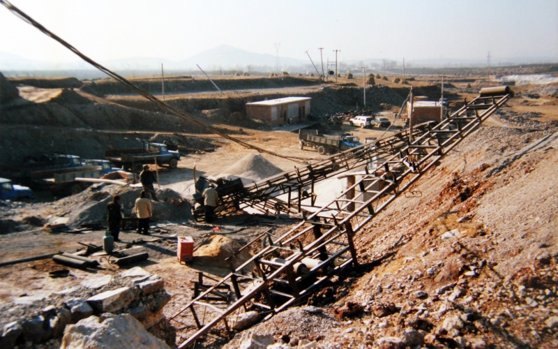 1994年，設(shè)立順達(dá)冶金原料廠(chǎng)走上實(shí)業(yè)報(bào)國(guó)之路