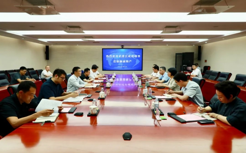 榮程集團(tuán)黨委書記、融誠物產(chǎn)總經(jīng)理張穎與武清區(qū)領(lǐng)導(dǎo)開展座談交流