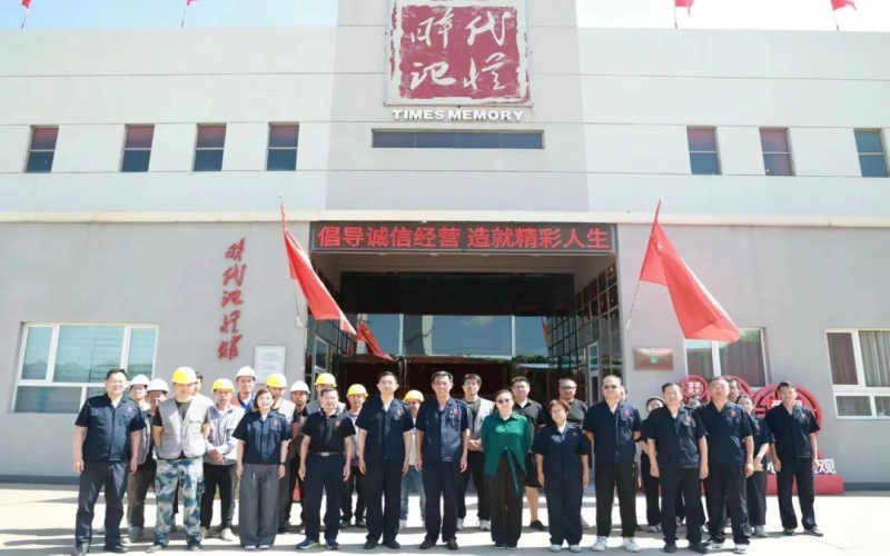 高溫慰問到一線 炎炎夏日送清涼！集團(tuán)領(lǐng)導(dǎo)到時(shí)代記憶館慰問升級改造現(xiàn)場一線員工