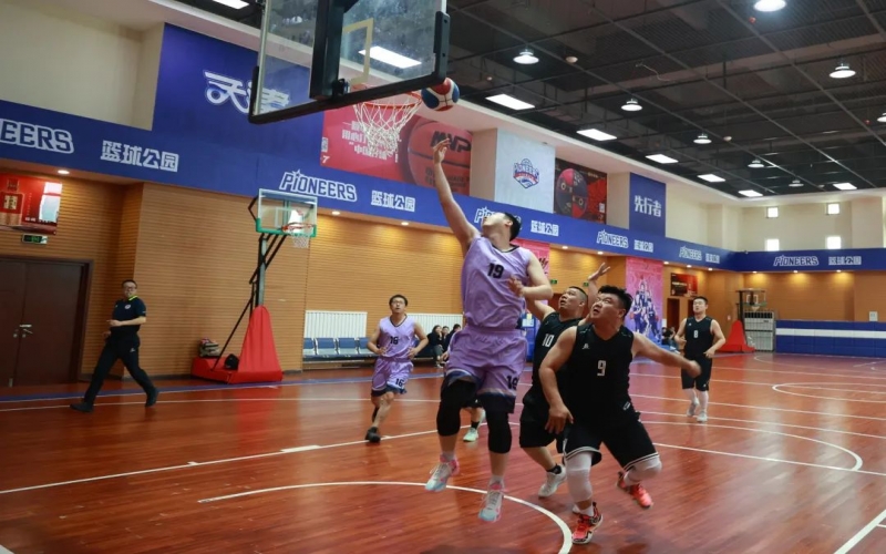 精彩對決引爆現(xiàn)場！榮程集團(tuán)第十四屆職工籃球賽半決賽戰(zhàn)績播報(bào)