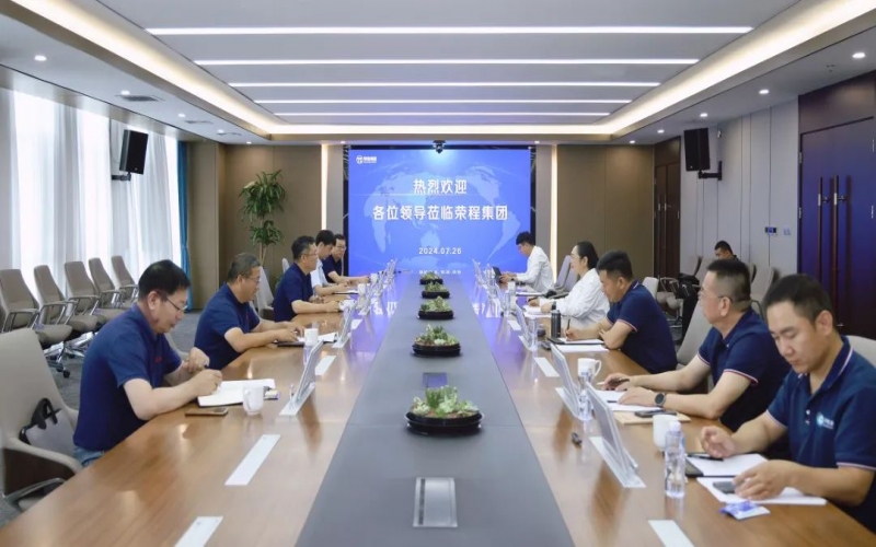 張榮華主席與北奔重型汽車集團(tuán)黨委書記、董事長(zhǎng)何清一行座談交流