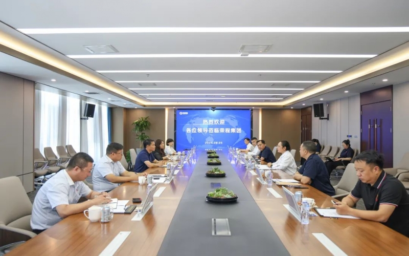 榮程集團(tuán)董事會主席張榮華與太平洋產(chǎn)險天津分公司黨委書記、總經(jīng)理成軍座談交流