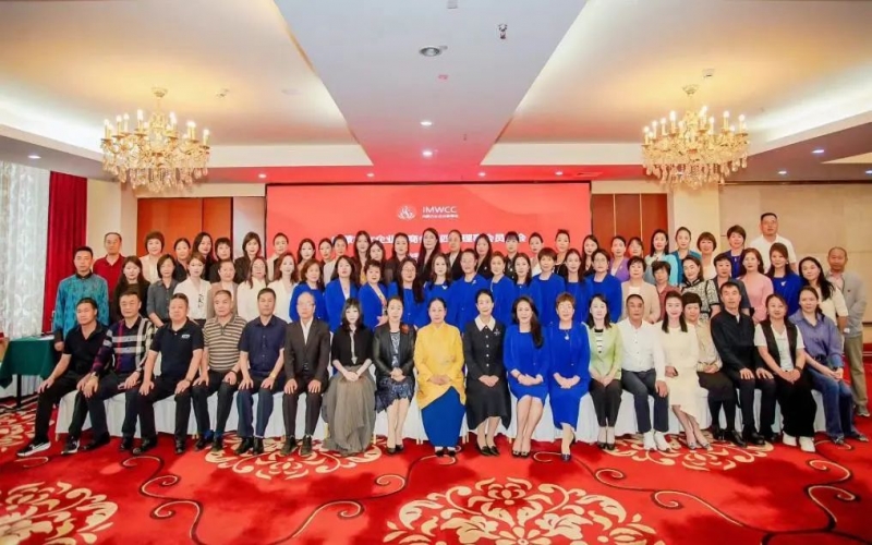 全聯(lián)女企業(yè)家商會(huì)會(huì)長(zhǎng)、榮程集團(tuán)董事會(huì)主席張榮華出席內(nèi)蒙古女企業(yè)家商會(huì)第四屆理事會(huì)員大會(huì)