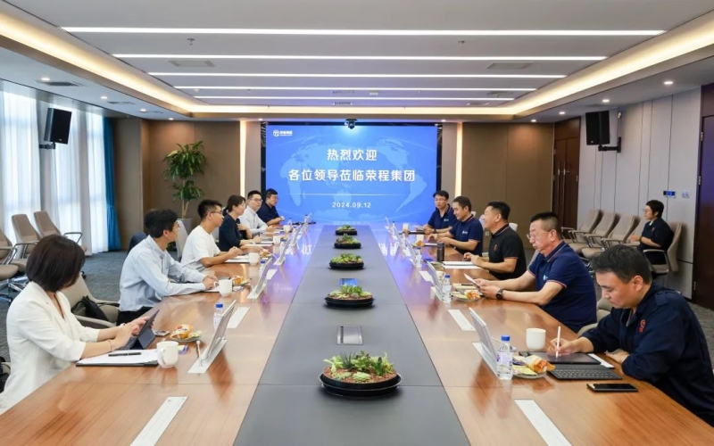 一汽解放新能源事業(yè)部黨委書(shū)記、總經(jīng)理裴國(guó)權(quán)一行到榮程集團(tuán)座談交流