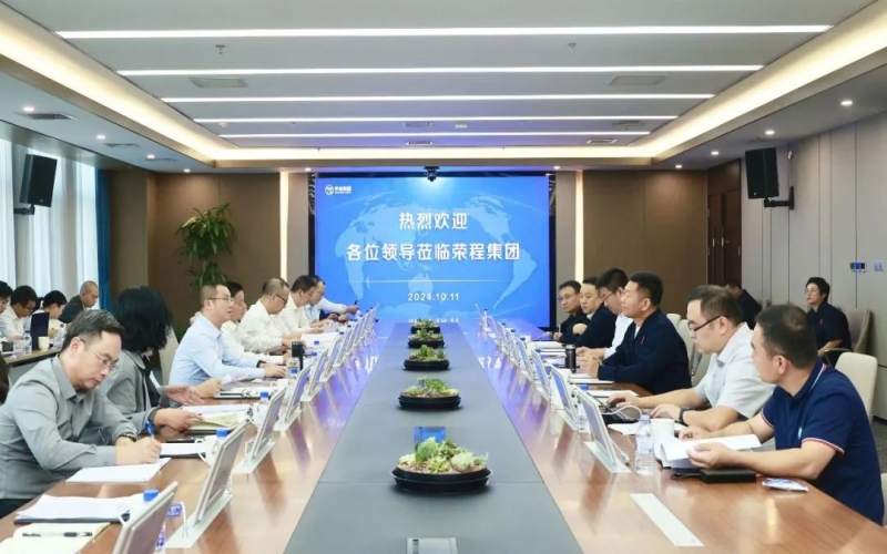 內(nèi)江市威遠(yuǎn)縣委書(shū)記蘭徐、內(nèi)江市經(jīng)濟(jì)合作局黨組書(shū)記王昌雄一行到榮程集團(tuán)考察交流