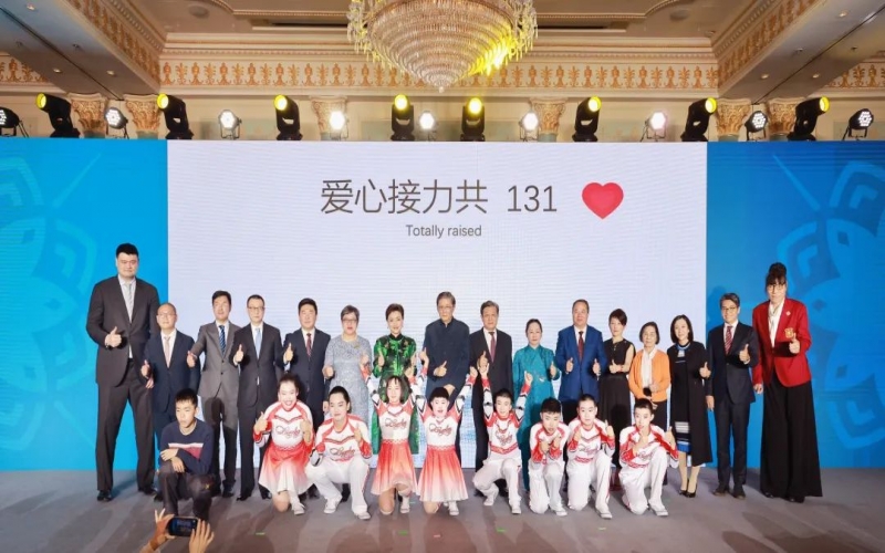 群星熠熠 為愛接力 融合慈善晚宴在津舉行  榮程集團(tuán)董事會(huì)主席張榮華、總裁張君婷出席