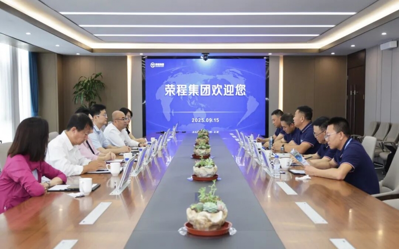 新疆生產(chǎn)建設(shè)兵團(tuán)第十四師昆玉市黨委常委、副師長(zhǎng)王鑫到訪榮程集團(tuán)