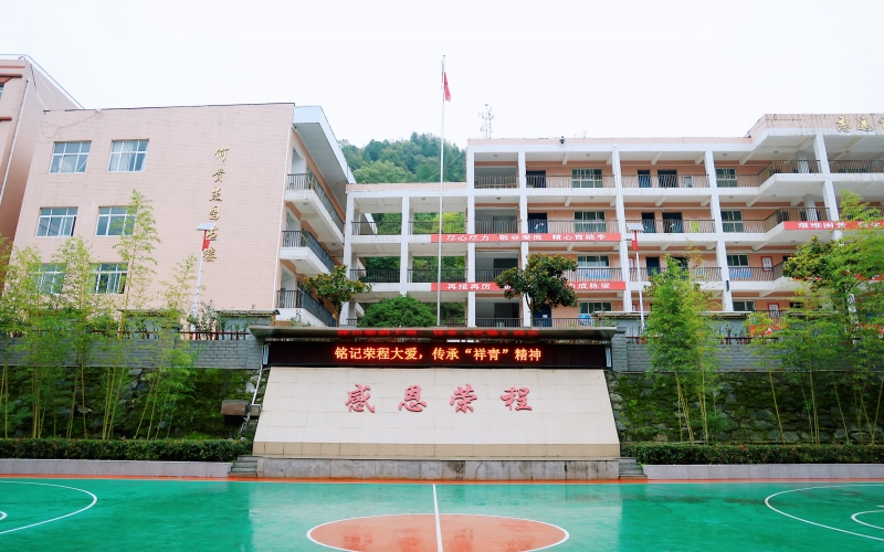 十七年深情伴成長，十五載回訪續(xù)華章 —— 榮程集團董事會主席張榮華一行回訪略陽榮程中學